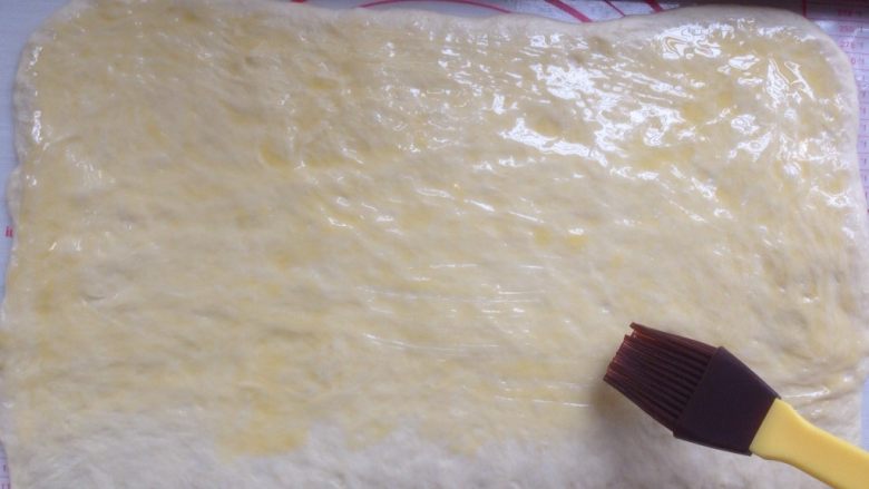 肉桂核桃面包卷,刷一层黄油，末端不刷