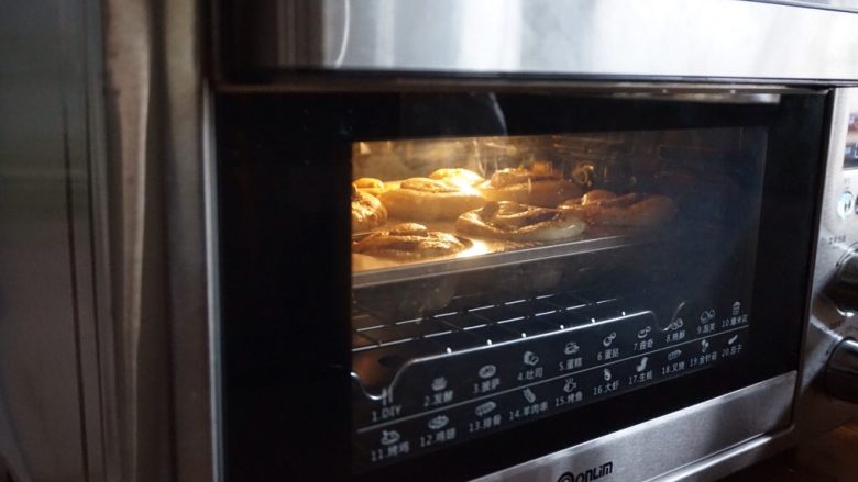 肉桂核桃面包卷,放入已经预热好上火160度，下火170度的烤箱中下层，烘烤13分钟左右（各家烤箱脾气不同，温度仅供参考）
