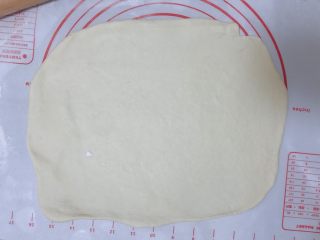 椰蓉奶棒面包,取出面团挤压排气，擀成比较大的长方形；