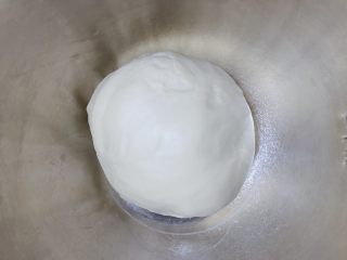 椰蓉奶棒面包,如果有面包机的话，按照水、奶粉、蛋液、糖、盐、高粉（过筛）的顺序依次放入，最后在面粉里挖个洞，把酵母放进去用面粉盖好，启动揉面模式，20分钟后，加入黄油继续揉至面团完全扩展（俗称手套膜）；