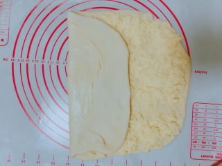 椰蓉奶棒面包,向右侧折起1/3；