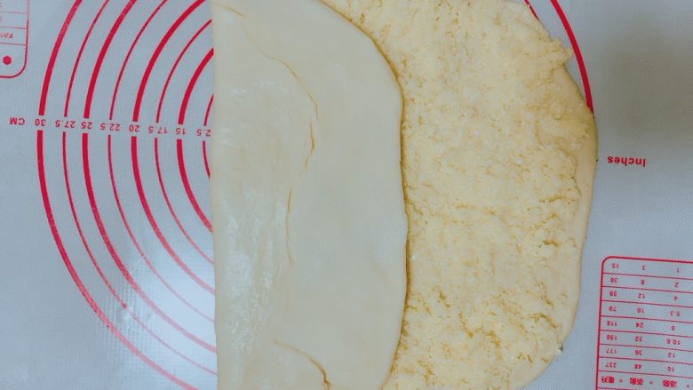 椰蓉奶棒面包,向右侧折起1/3；