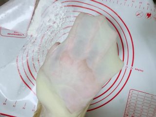 椰蓉奶棒面包,如果没有面包机，那就只能手动和面了，材料按照先粉末装后液体状的顺序加入，手动揉成面团后继续揉至面团扩展。