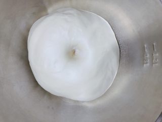 椰蓉奶棒面包,揉好的面团盖上保鲜膜放置温暖处发酵至两倍大，用手指沾面粉戳入不会回弹即可；