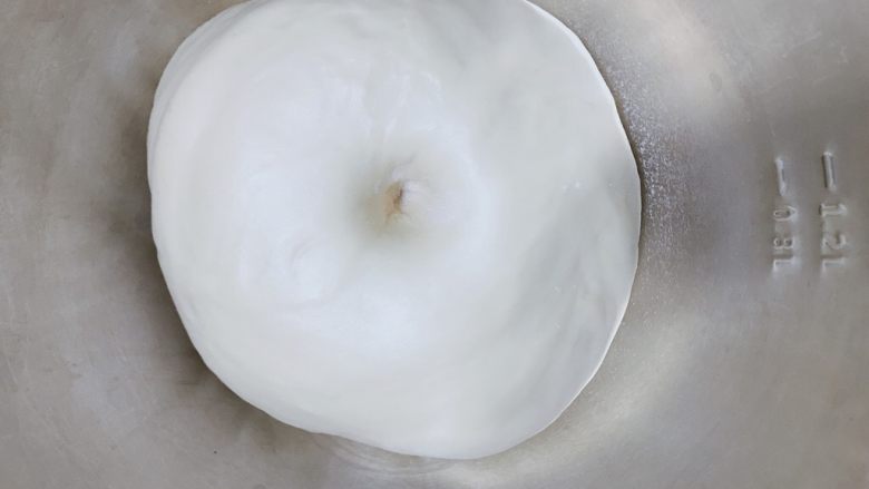 椰蓉奶棒面包,揉好的面团盖上保鲜膜放置温暖处发酵至两倍大，用手指沾面粉戳入不会回弹即可；