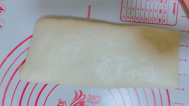 椰蓉奶棒面包,再向右折一次（相当于三等份折叠，具体看图）；