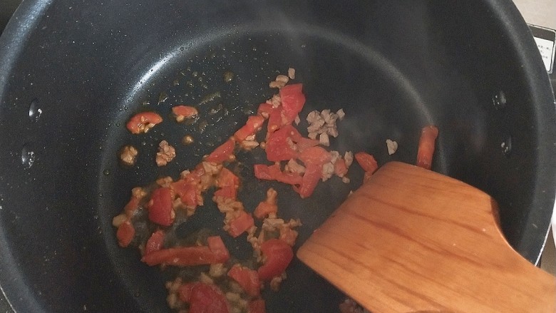 #宝宝辅食#牛肉杂蔬斜片子,锅中倒有，倒去番茄丁，牛肉丁，加点儿水，翻炒几下，尽量让番茄出汁
