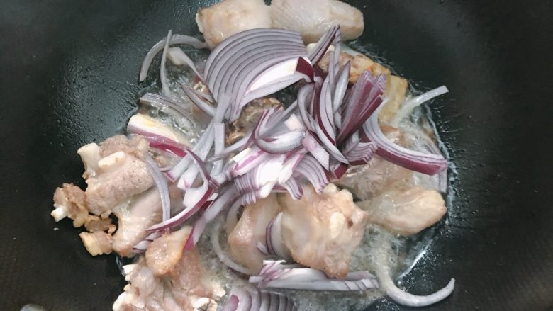 新疆特色羊肉抓饭,放入洋葱翻炒；