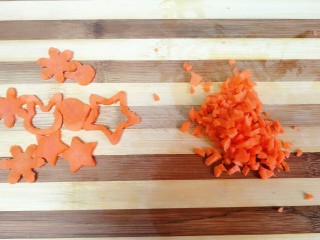 胡萝卜牛肉粥,用模具压出花形，边角料切碎