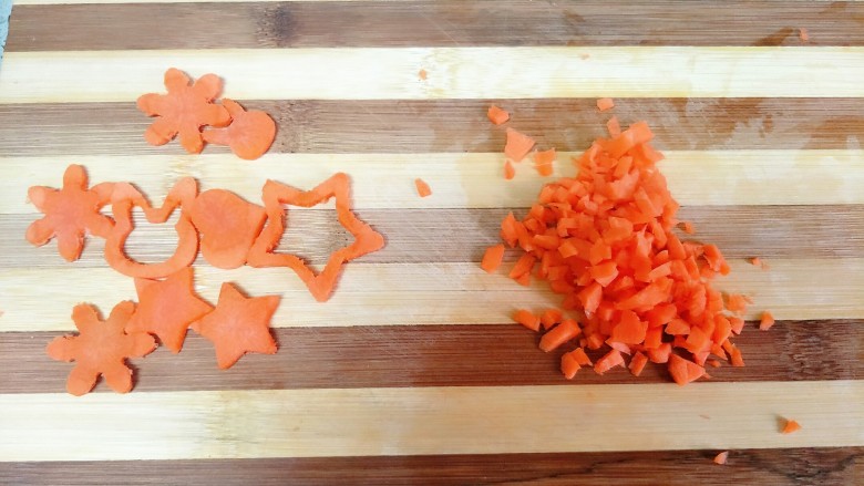 胡萝卜牛肉粥,用模具压出花形，边角料切碎