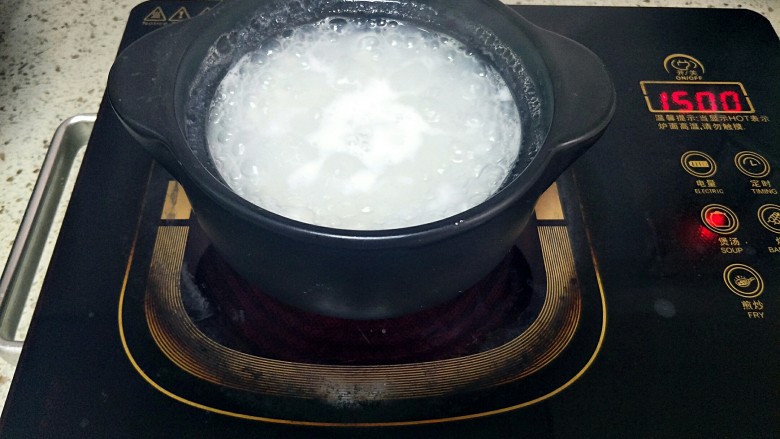 胡萝卜牛肉粥,米汤煮开后拿掉盖子，要时常搅拌一下防粘底
