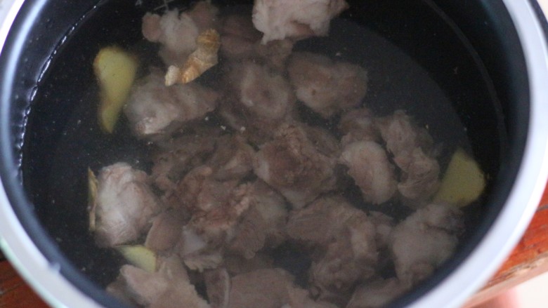 山药豌豆排骨汤,排骨倒入电饭煲或者砂锅内，加入姜片和适当的水。