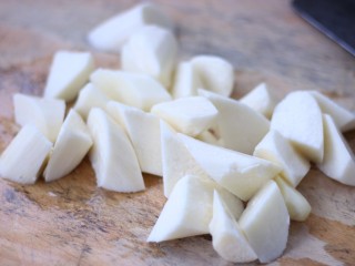 山药豌豆排骨汤,排骨在煮的时候可以切好山药，滚刀切块。