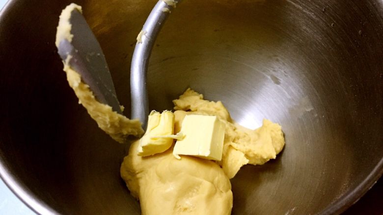 玉米吐司,加入黄油，继续启动二档快速揉面10分钟