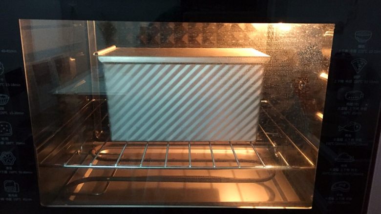 玉米吐司,放入预热好的烤箱，上下火180度，下层40分钟