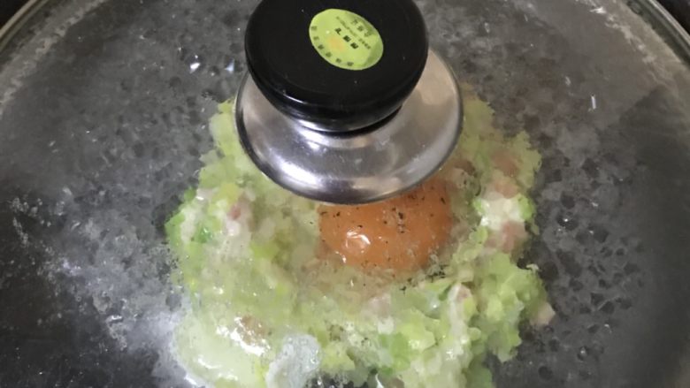 包菜番茄烘蛋,底部成型后，锅里放水 盖盖子把鸡蛋闷熟
火不要太大 底部容易焦。
