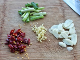 干煸孜然菜花,红干椒和小葱切段，大蒜切片，姜剁成末