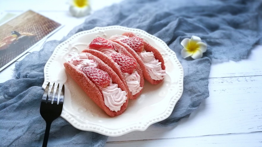 草莓奶油红曲小卷