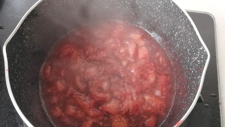 草莓奶油红曲小卷,煮至草莓浓稠呈黏黏糊糊的状态即可；
