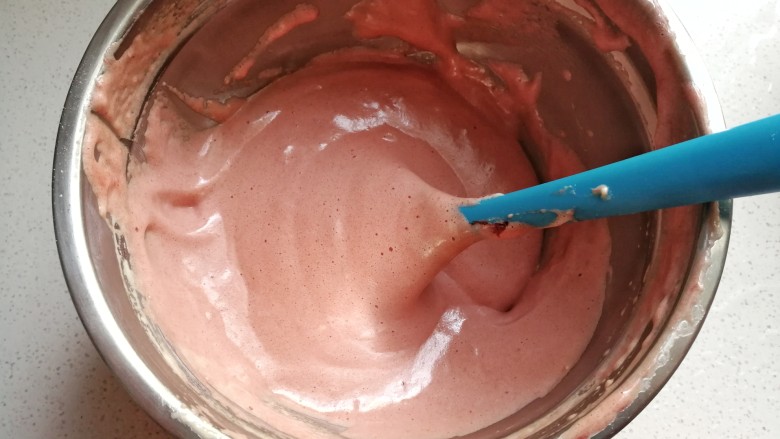 草莓奶油红曲小卷,再次把蛋糕糊翻拌均匀，拌好后装入大号裱花袋；