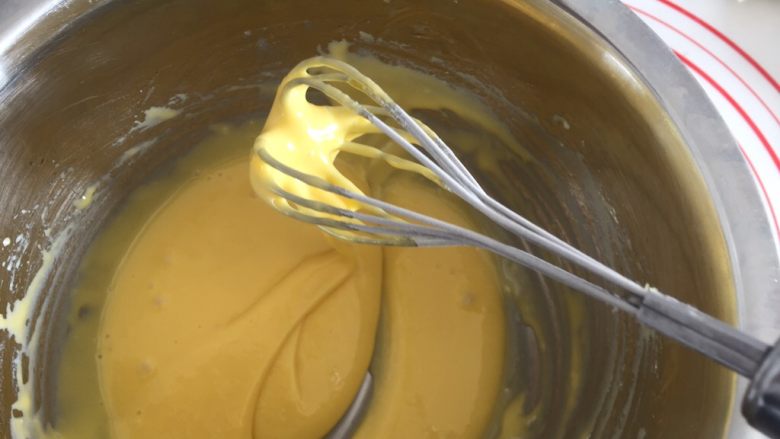原味蛋糕卷,同样用J字型或者Z字型混合，混合好的蛋黄糊应该事细腻顺滑的