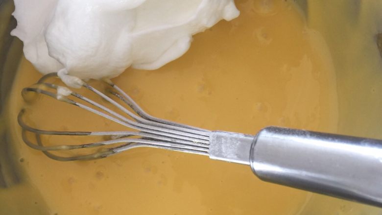 原味蛋糕卷,用刮刀取1/3的蛋白霜放入蛋黄糊中，还是同样的手法混合