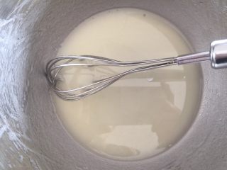 原味蛋糕卷,搅拌到乳白色，这一步很重要一定要充分乳化不然到时候底部会有布丁层出现的，没什么手法就用蛋抽放肆抽到表面没有油花就可以了