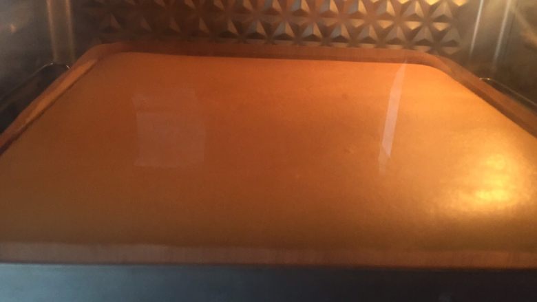 原味蛋糕卷,放入预热好的烤箱，我的烤箱用的是150度25分钟，热风功能，这个看每个人的烤箱温度脾气