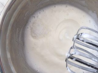 原味蛋糕卷,蛋白霜出现纹路时加入最后剩余的1/3的糖，注意这个时候要退到低速打，因为蛋糕卷只要大弯钩即湿型性发泡就可以，用高速很容易就过了