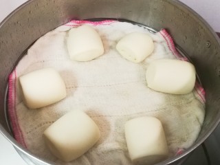 温润如玉刀切白面小馒头,放进蒸锅发酵一小时左右，看到表面湿热润，就可以蒸了