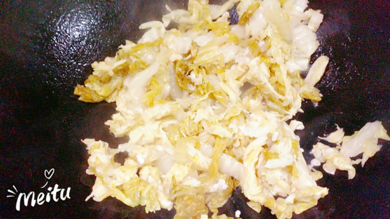 自腌酸菜炖鲜海带丝,加入酸菜