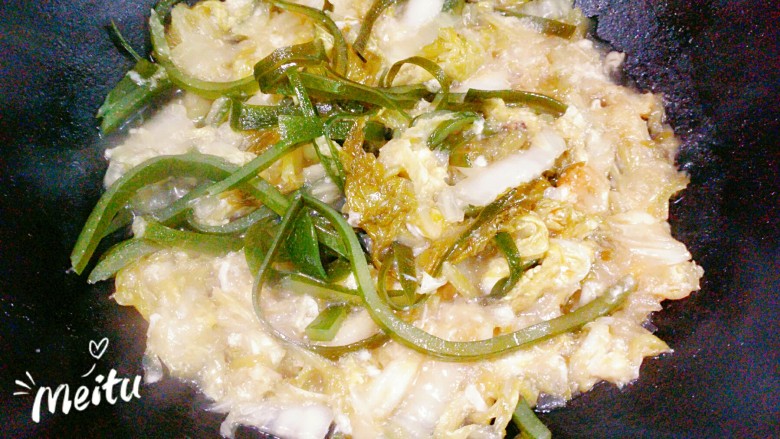自腌酸菜炖鲜海带丝,加水炖8分钟，加入蘑菇鲜