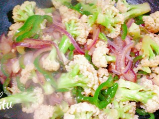 干锅菜花,炒的过程中，加入生抽，蚝油，蘑菇鲜，加盐出锅