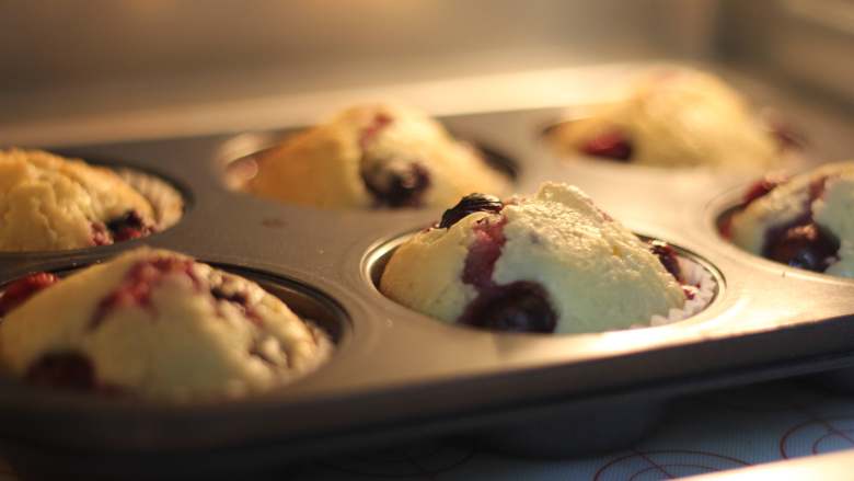 酸酸甜甜蓝莓马芬,放入预热好175度的烤箱，25分钟即可。