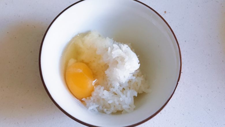 菠萝造型黄金海鲜炒饭,一个鸡蛋倒入米饭
