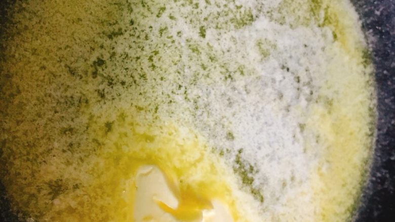 椰子雪花酥 香甜可口,待黄油融化，不要让黄油加热到沸腾了。