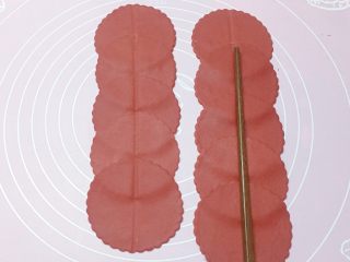 玫瑰花篮,如图：中间用筷子按压一下。