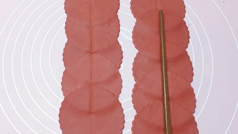 玫瑰花篮,如图：中间用筷子按压一下。