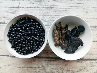 熟地生地黑豆汤,准备好黑豆，生地和熟地
