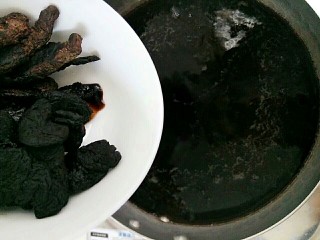 熟地生地黑豆汤,压好的黑豆汤，把汤倒入锅中重新煮开后倒入熟地和生地