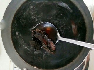 熟地生地黑豆汤,放入熟地和生地后搅拌一下，再继续煮