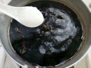 熟地生地黑豆汤,最后加入一勺白糖再搅拌几下就可以了