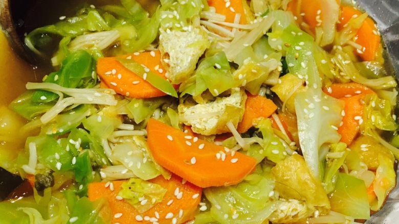 日式蔬菜味增汤,上桌后撒芝麻 ～
…… 用撒盐哥的手势 