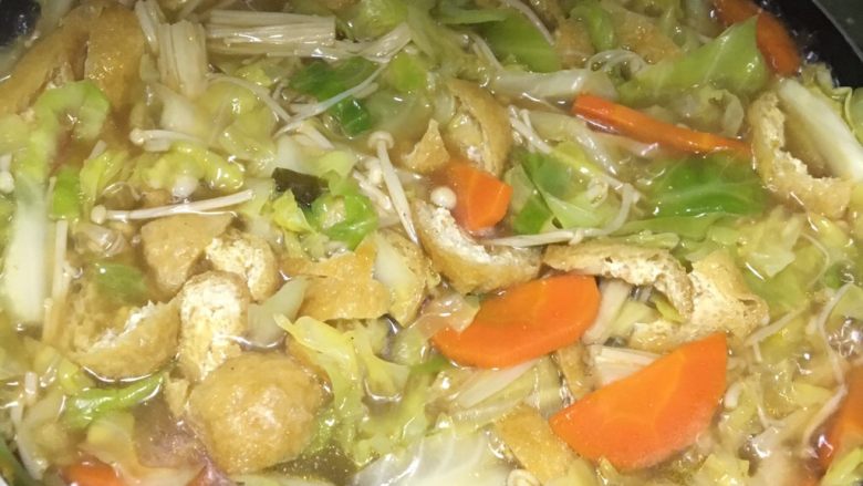 日式蔬菜味增汤,加水后把全部食材放入 加盐