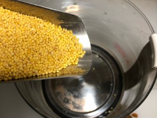 杂粮养生粥的3+1种吃法,将大黄米放入锅中浸泡1个小时左右