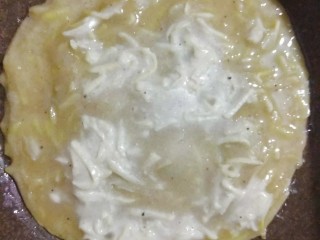 香煎土豆丝饼,在面糊开始凝固时在饼的周围加黄油；