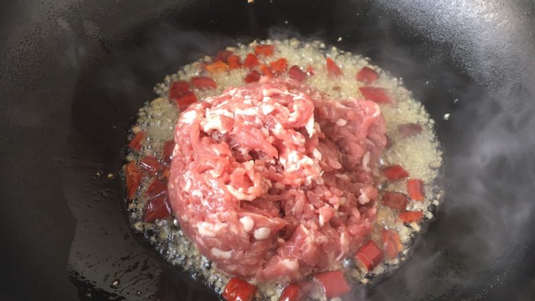 下饭神菜 肉末烧海带,放入肉末。