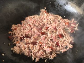 下饭神菜 肉末烧海带,将肉末滑散，炒至颜色变粉。
