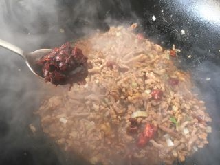 下饭神菜 肉末烧海带,放入1勺郫县豆瓣酱，翻炒均匀。