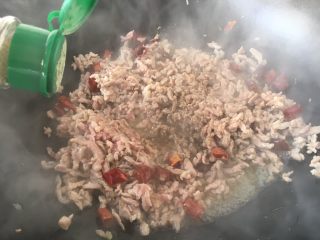 下饭神菜 肉末烧海带,放入少许的白胡椒粉。